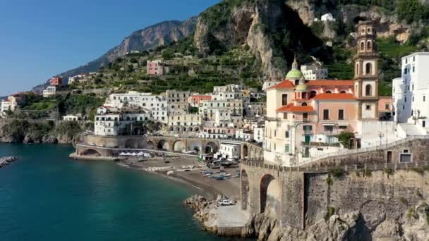 Aerial View Atrani Kuuluisa Rannikkokylä Sijaitsee Amalfin Rannikolla Italia Pieni — kuvapankkivideo