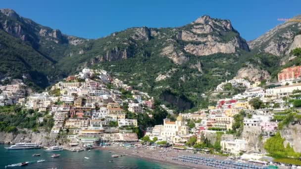 Letecký Pohled Positano Pohodlnou Pláží Modrým Mořem Pobřeží Amalfi Kampánii — Stock video