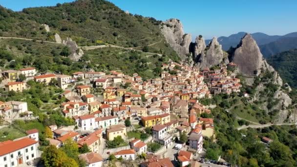 意大利巴西拉塔的潜力省Castelmezzano的一个风景如画的村庄 中世纪城市Castelmazzano的城市景观空中景观 意大利 Apennines Dolomiti Lucane的Castelmezzano村 — 图库视频影像