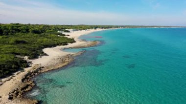 Baia dei Turchi 'nin havadan görünüşü, Puglia bölgesi, İtalya. Türk Körfezi (veya Baia dei Turchi), İtalya 'nın Salento kentindeki en önemli ekosistemlerden biridir. Baia dei Turchi 'nin deniz kıyısında..