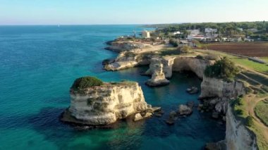 İtalya 'nın Puglia bölgesinde Torre Sant Andrea, Salento sahilinde kayalık kayalık ve yığınlar (Faraglioni) ile büyüleyici deniz manzarası. Sant 'Andrea, Salento, Apulia, İtalya' nın güzel kayalıkları ve deniz yığınları