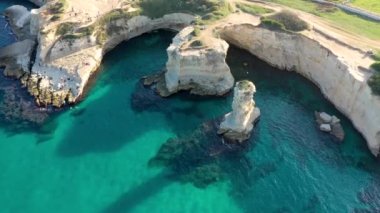 İtalya 'nın Puglia bölgesinde Torre Sant Andrea, Salento sahilinde kayalık kayalık ve yığınlar (Faraglioni) ile büyüleyici deniz manzarası. Sant 'Andrea, Salento, Apulia, İtalya' nın güzel kayalıkları ve deniz yığınları