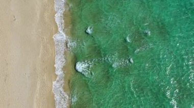 Punta Prosciutto deniz suyu, Punta Prosciutto sahilinde kristal berrak su, İtalyan Maldivleri Puglia İtalya. Punta Prosciutto, İtalya 'nın en güzel plajlarından biri..