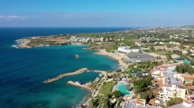 Corallia Sahili olarak da bilinen Laourou Sahili 'nin havadan görünüşü, Kıbrıs Rum Kesimi' nin Coral Körfezi yakınlarındaki en iyi plajlardan biri..