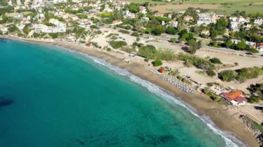 Kıbrıs 'taki Coral Bay plajının havadan panoramik görüntüsü. Kıbrıs Rum Kesimi 'nin Paphos ilçesi Peyia köyü, Coral Bay plajının yukarıdan görünüşü. Kıbrıs Rum Kesimi Peyia köyündeki Coral Bay plajının hava manzarası.