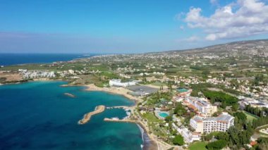 Kıbrıs 'taki Coral Bay plajının havadan panoramik görüntüsü. Kıbrıs Rum Kesimi 'nin Paphos ilçesi Peyia köyü, Coral Bay plajının yukarıdan görünüşü. Kıbrıs Rum Kesimi Peyia köyündeki Coral Bay plajının hava manzarası.