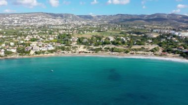Kıbrıs 'taki Coral Bay plajının havadan panoramik görüntüsü. Kıbrıs Rum Kesimi 'nin Paphos ilçesi Peyia köyü, Coral Bay plajının yukarıdan görünüşü. Kıbrıs Rum Kesimi Peyia köyündeki Coral Bay plajının hava manzarası.