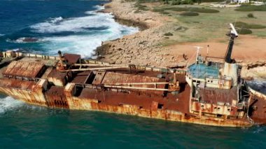 Kıbrıs Rum Kesimi 'nin Paphos yakınlarındaki Peyia kıyı şeridinde terk edilmiş Edro III Gemi Enkazı. Kıbrıs 'ta suyun kıyısındaki tarihi Edro III Batık alanı. Batık EDRO III, Pegeia, Paphos 'un hava manzarası.