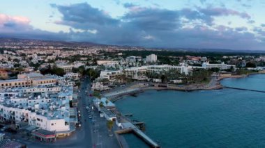 Kıbrıs 'taki Paphos kasabasının manzarası. Paphos, adanın antik tarih ve kültürünün merkezi olarak bilinir. Kıbrıs Rum Kesimi 'nin Paphos Limanı' ndaki toprak seti manzarası.