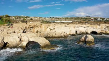 Aşıkların güzel köprüsü Akdeniz 'deki Ayia Napa, Cavo Greco ve Protaras yakınlarındaki doğal kaya kemeri. Efsanevi köprü aşıkları. İnanılmaz mavi deniz ve güneşli gün