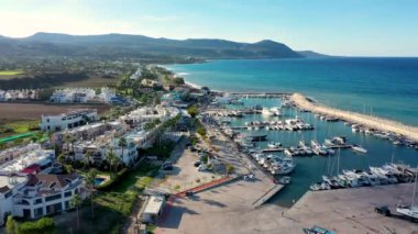Latchi limanı, Akamas yarımadası, Polis Chrysochous, Paphos, Kıbrıs manzarası. Tekneleri ve yatları olan Latsi limanı, balık restoranı, gezinti alanı, sahil turizm alanı ve dağları, Latchi, Kıbrıs Rum Kesimi.