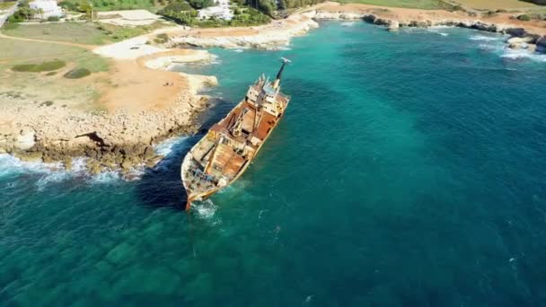 キプロス パフォス近郊のペイピア海岸で放棄されたエドロ3世の船舶難破船 キプロスの水の岸にあるエドロ3世の造船所 シップレックEdro Iii パエリア パフォス — ストック動画