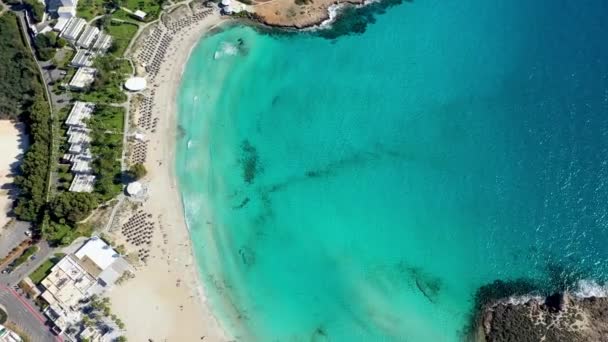 キプロス アヤナパの美しいニシビーチの空中ビュー キプロスのアヤナパで有名な観光ビーチのニシビーチ キプロス アイヤナパのアジア水とニシビーチの景色 — ストック動画