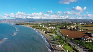 Latchi limanı, Akamas yarımadası, Polis Chrysochous, Paphos, Kıbrıs manzarası. Tekneleri ve yatları olan Latsi limanı, balık restoranı, gezinti alanı, sahil turizm alanı ve dağları, Latchi, Kıbrıs Rum Kesimi.