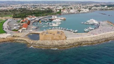 Kıbrıs 'taki Paphos kasabasının manzarası. Paphos, adanın antik tarih ve kültürünün merkezi olarak bilinir. Kıbrıs Rum Kesimi 'nin Paphos Limanı' ndaki toprak seti manzarası.