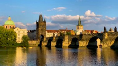 Çek Cumhuriyeti Prag 'daki Charles Köprüsü, Prag, Çek Cumhuriyeti. Charles Bridge (Karluv Most) ve Old Town Tower. Vltava Nehri ve Charles Köprüsü, dünya seyahati, gezi ve turizm konsepti.