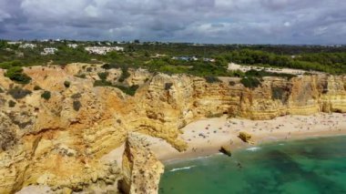 Praia da Marinha, Portekiz, Algarve 'deki güzel sahil Marinha. Deniz Sahili (Praia da Marinha), Algarve 'deki Lagoa Belediyesinin Atlantik kıyısında yer alan plajda uçan martılara sahiptir..