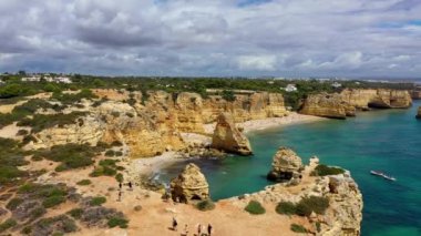 Praia da Marinha, Portekiz, Algarve 'deki güzel sahil Marinha. Deniz Sahili (Praia da Marinha), Algarve 'deki Lagoa Belediyesinin Atlantik kıyısında yer alan plajda uçan martılara sahiptir..