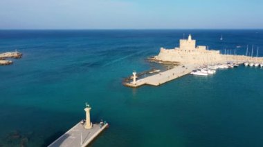 Geyik heykeli olan Mandraki limanı, Heykelin durduğu yer ve Aziz Niklas kalesi. Rodos, Yunanistan. Rodos, Rodos, Yunanistan Heykeli 'nin yerine Hirschkuh heykeli