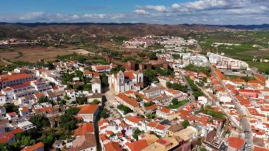 Portekiz 'in Algarve bölgesinde ünlü kale ve katedrali olan Silves şehir binalarının manzarası. Portekiz 'in Algarve bölgesindeki Silves kasabasındaki ortaçağ şatosunun duvarları. 