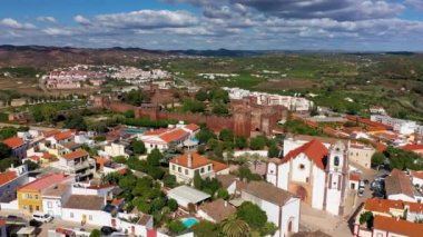 Portekiz 'in Algarve bölgesinde ünlü kale ve katedrali olan Silves şehir binalarının manzarası. Portekiz 'in Algarve bölgesindeki Silves kasabasındaki ortaçağ şatosunun duvarları. 
