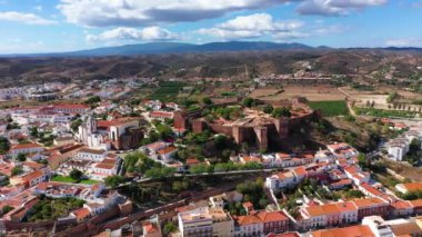 Portekiz 'in Algarve bölgesinde ünlü kale ve katedrali olan Silves şehir binalarının manzarası. Portekiz 'in Algarve bölgesindeki Silves kasabasındaki ortaçağ şatosunun duvarları. 