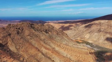 İspanya 'nın Kanarya Adaları' ndaki Fuerteventura Adası 'ndaki Betancuria Ulusal Parkı. Fuerteventura 'daki Betancuria Ulusal Parkı' nın insansız hava aracından muhteşem bir manzara.