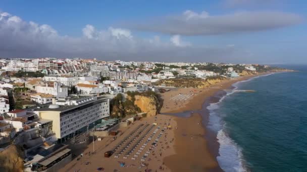 Αεροφωτογραφία Της Παραλίας Albufeira Μεγάλη Παραλία Και Λευκή Αρχιτεκτονική Algarve — Αρχείο Βίντεο
