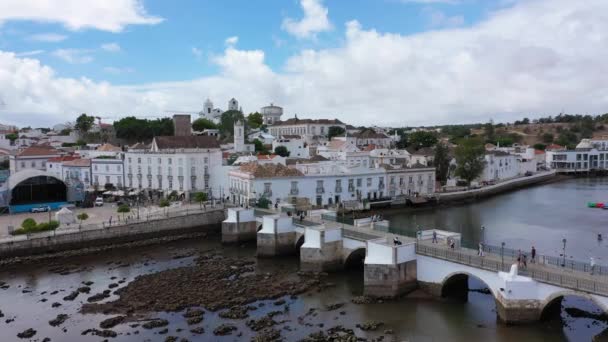 포르투갈 알가르브 Tavira의 역사적인 마을에서 있습니다 시계탑 세인트 메리스 알가르브 — 비디오