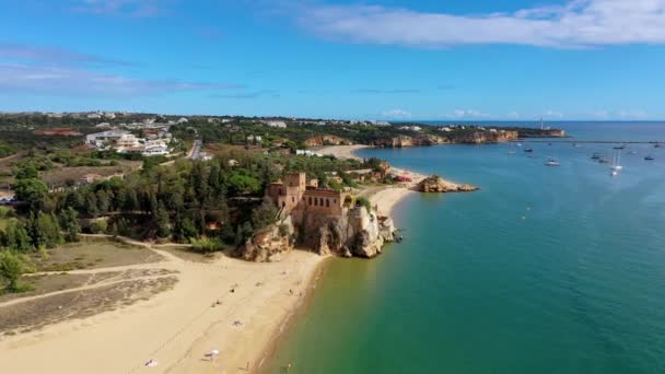 サンジョアの砦は アルガルヴェのフェラゴード村でアーデ アーレードの城 を行っています ビーチと城サン ジョアはポルトガルのアルガルヴェのフェラゴードでアーケードを行います — ストック動画