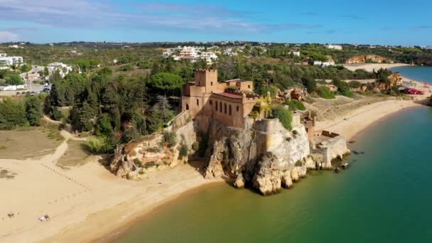 알가르브의 페라구도 마을에 조아오 아라드 아라드의 포르투갈의 알가르브에있는 Ferragudo에있는 해변과 — 비디오