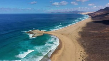 Uçsuz bucaksız ufku olan harika Coffee Plajı. Arka planda volkanik tepeler ve Atlantik Okyanusu. Coffee Beach, Fuerteventura, Kanarya Adaları, İspanya. Playa de Coffee, Fuerteventura, Kanarya Adaları.