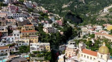 Positano 'nun Campania, İtalya' daki Amalfi Sahili 'ndeki rahat plaj ve mavi deniz manzarası. Amalfi kıyısındaki Positano köyü, Salerno, Campania. Güzel Positano, Campania 'daki Amalfi Sahili.