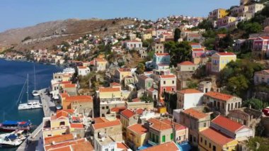 Renkli evler ve küçük teknelerle güzel Yunan adası Symi 'nin (Simi) havadan manzarası. Yunanistan, Suriye adası, Suriye (Rodos yakınlarında), Dodekanese manzarası.