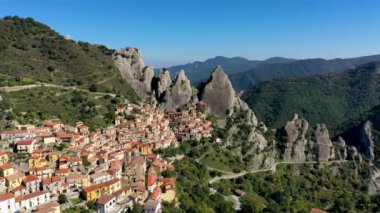 İtalya 'nın Basilicata kentindeki Potenza ili Castelmezzano' nun pitoresk köyü. İtalya 'nın orta çağ şehri Castelmazzano' nun şehir manzarası. Apennines 'teki Castelmezzano köyü Dolomiti Lucane.
