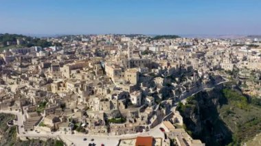 İtalya 'nın güneyindeki Basilicata' da güzel bir sonbahar gününde antik Matera (Sassi di Matera) kasabasının panoramik manzarası. Matera köyünün göz kamaştırıcı manzarası. Matera kayalık bir çıkıntı üzerinde bir şehirdir..
