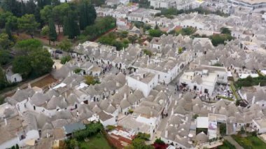 Geleneksel Trulli evleri Alberobello şehrinde, Apulia, İtalya 'da. Trulli 'nin geleneksel çatıları üzerindeki şehir, bölgenin orijinal ve eski evleri, Apulia, Alberobello, Puglia, İtalya. 