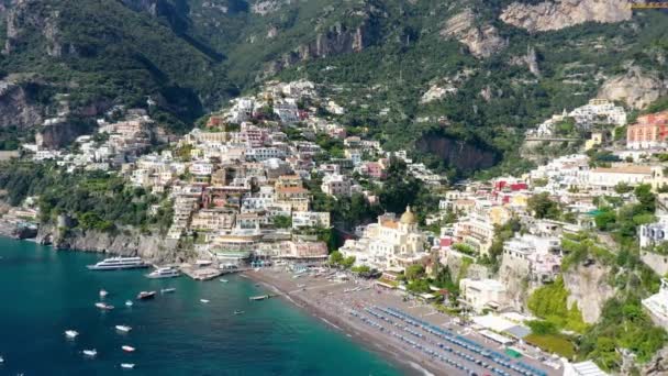 Ilmakuva Positano Mukava Ranta Sininen Meri Amalfin Rannikolla Campaniassa Italiassa — kuvapankkivideo