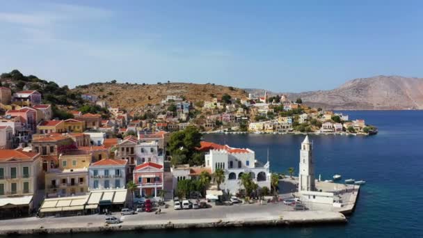 Αεροφωτογραφία Του Όμορφου Ελληνικού Νησιού Σύμη Σύμη Πολύχρωμα Σπίτια Και — Αρχείο Βίντεο