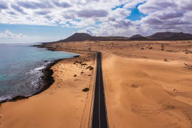 Las Dunas de Corralejo 'daki kum tepeleri, Corralejo Doğal Parkı, dramatik bulut oluşumu, Fuerteventura, Kanarya Adaları, İspanya. Kum tepeleri manzarası, Corralejo, Fuerteventura, Kanarya Adaları, İspanya.