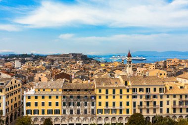 Yunanistan 'ın Korfu adasının başkenti Kerkyra' nın panoramik manzarası. Kerkyra 'nın güneşli yaz günlerinde güzel binalarla hava aracı görüntüsü. Korfu Adası, Yunanistan. 