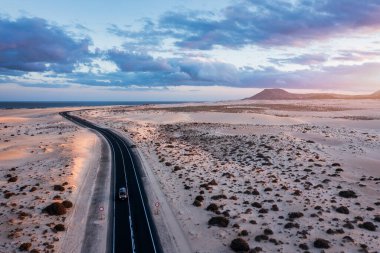 Corralejo Ulusal Parkı (Parque Natural de Corralejo), İspanya 'nın Kanarya Adaları Fuerteventura adasının kuzeydoğu köşesinde yer alan panoramik yüksek açılı hava aracı görüntüsü..