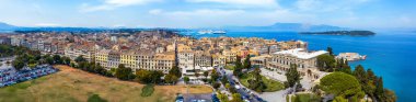 Yunanistan 'ın Korfu adasının başkenti Kerkyra' nın panoramik manzarası. Kerkyra 'nın güneşli yaz günlerinde güzel binalarla hava aracı görüntüsü. Korfu Adası, Yunanistan. 