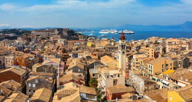 Yunanistan 'ın Korfu adasının başkenti Kerkyra' nın panoramik manzarası. Kerkyra 'nın güneşli yaz günlerinde güzel binalarla hava aracı görüntüsü. Korfu Adası, Yunanistan. 