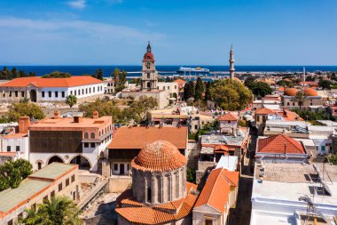 Yunanistan 'ın Rodos adasındaki Rodos' un panoramik manzarası. Önünde deniz limanı olan Rhodes eski kale şehri. Yunanistan 'ın Rodos kentinde seyahat noktaları.