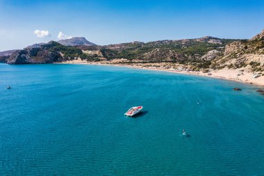 Yukarısından altın kum manzaralı Tsampika plajı, Rodos, Yunanistan. Gökkuşları ünlü Tsampika, Rodos adası, Dodecanese, Yunanistan sahillerine bakıyor