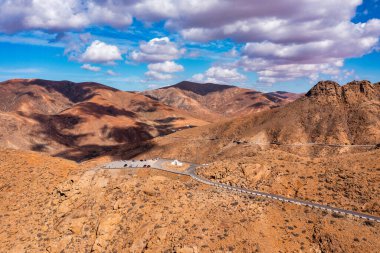 İspanya 'nın Kanarya Adaları' ndaki Fuerteventura Adası 'ndaki Betancuria Ulusal Parkı. Fuerteventura 'daki Betancuria Ulusal Parkı' nın insansız hava aracından muhteşem bir manzara.