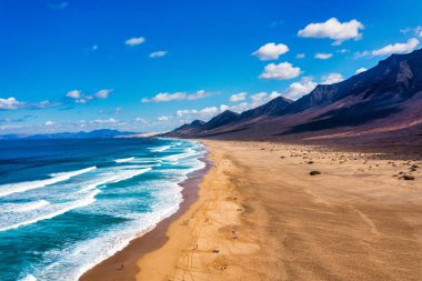 Uçsuz bucaksız ufku olan harika Coffee Plajı. Arka planda volkanik tepeler ve Atlantik Okyanusu. Coffee Beach, Fuerteventura, Kanarya Adaları, İspanya. Playa de Coffee, Fuerteventura, Kanarya Adaları.