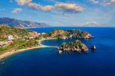 İtalya, Sicilya, Taormina 'daki Isola Bella' nın hava manzarası. Isola Bella İtalya, Sicilya, Taormina yakınlarında küçük bir adadır. Adayı İyon Denizi 'nin masmavi sularındaki Taormina sahiline bağlayan dar bir yol var.. 