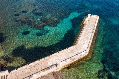 Kayzer Wilhelm 'in köprüsü ve Yunanistan' ın Korfu kentinde bir taş yüzme platformu